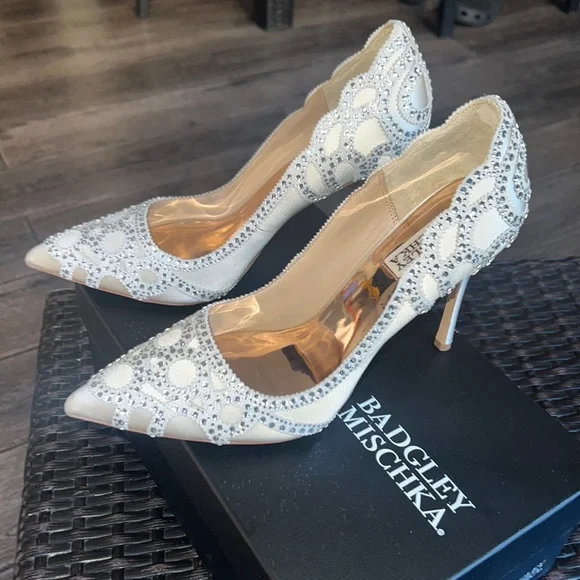 Badgley Mischka pointed toe pump 🤍size 9.5 NWB - Picture 3 of 5